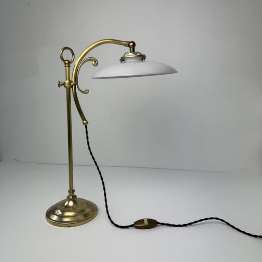 Antieke vintage bureaulamp omhoog en omlaag