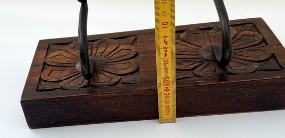 Image 1 of Handgesneden wandkapstok uit India – massief hout met 2 ijzeren haken