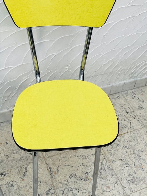Image 1 of Een paar vintage chromen gele Formica keukenstoelen