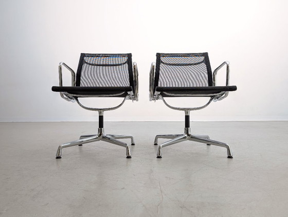 Image 1 of Set van 2 Vitra EA108 bureaustoelen, Charles Ray Eames mesh design