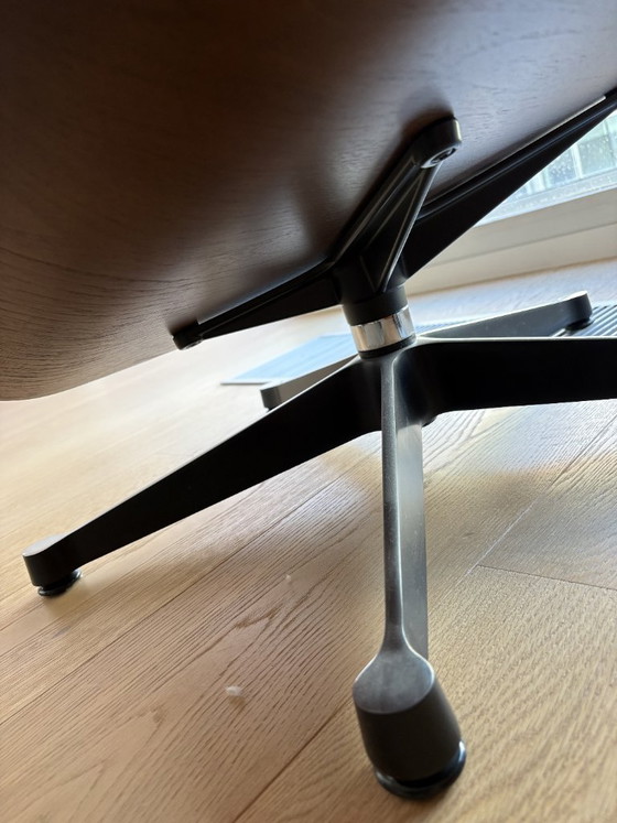 Vitra Eames Lounge Chair – Stühle und Loungesessel, Leather, Metal (photo 6 of 6)
