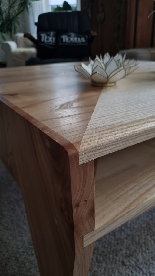 Tavolino con cassetti bicolore