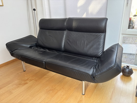 Se vende sofá De Sede DS-450/02 de 2 plazas, tapizado en cuero negro, modelo 2811, con base cromada. (photo 5 of 5)