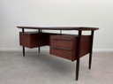 Iconica scrivania in teak di metà secolo, progettata da Tijsseling per Hulmefa negli anni '60.