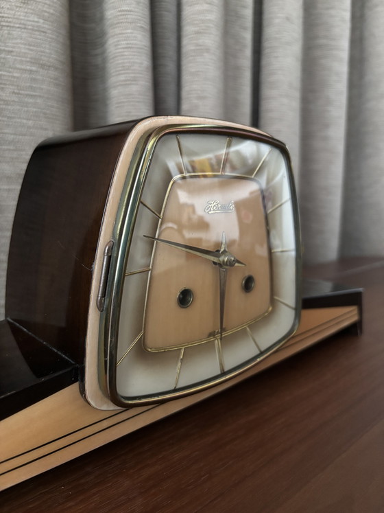 Hermle Mantelklok - Tischuhr im Mid-Century-Design der 1950er Jahre – Uhren, Wood, Brass (photo 2 of 6)