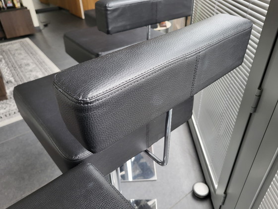 Image 1 of 4 zwarte leren barkrukken met chroom voet