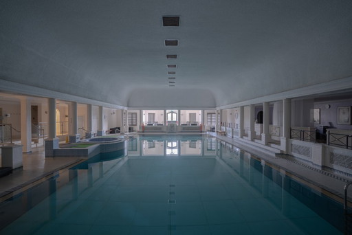 Piscina vacía — fotografía pequeña en color enmarcada de 21x23 cm