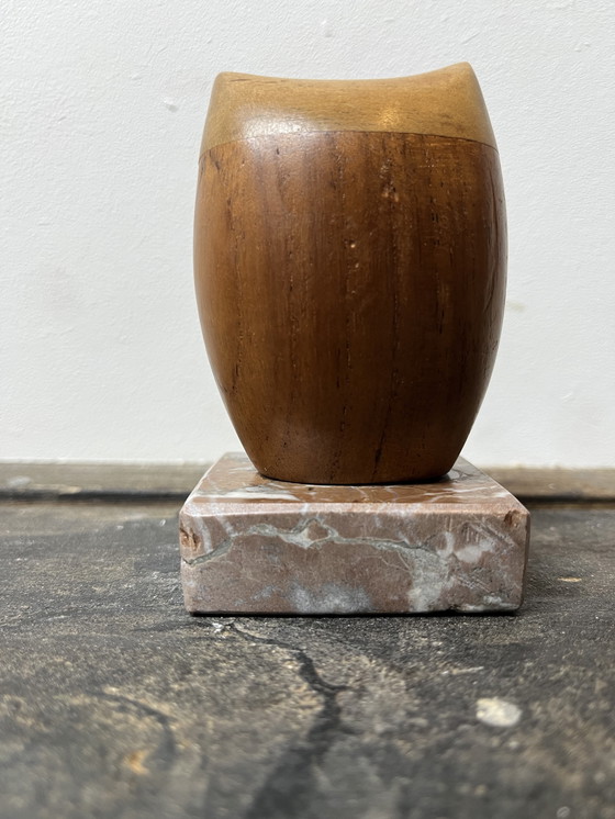 Image 1 of Gufo vintage di metà secolo in teak su basamento in marmo