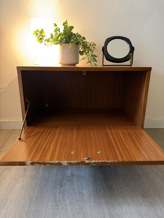 Image 1 of Mobiletto a ribalta su gambe di metà secolo