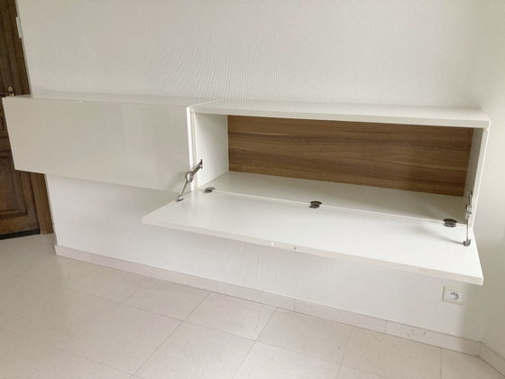 Image 1 of Hülsta Lilac hoogglans creme wandkast en -planken zeer goede staat