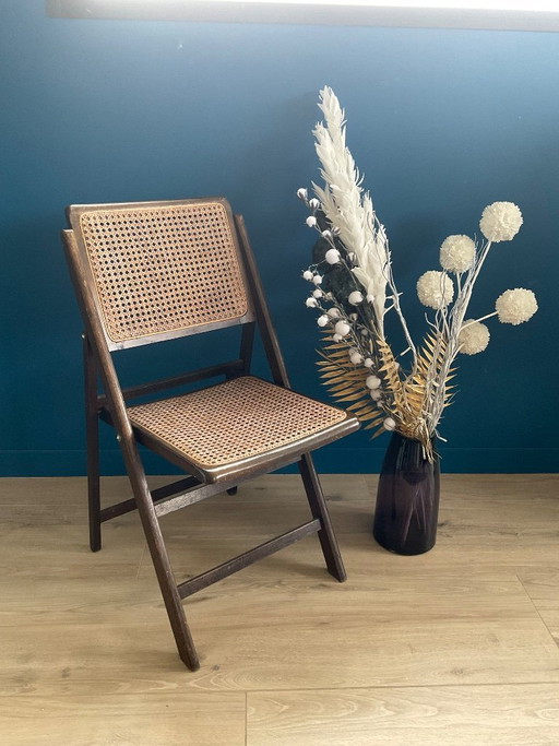 Silla antigua con sello del fabricante (ver foto).