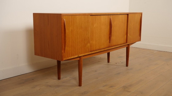 Aparador de madera con puertas correderas, Aparadores, Marrón, Mid Century Modern (foto 3 de 11)