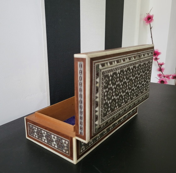 Image 1 of Coffret en bois incrusté de mosaïques de mûrier et d'ormeau