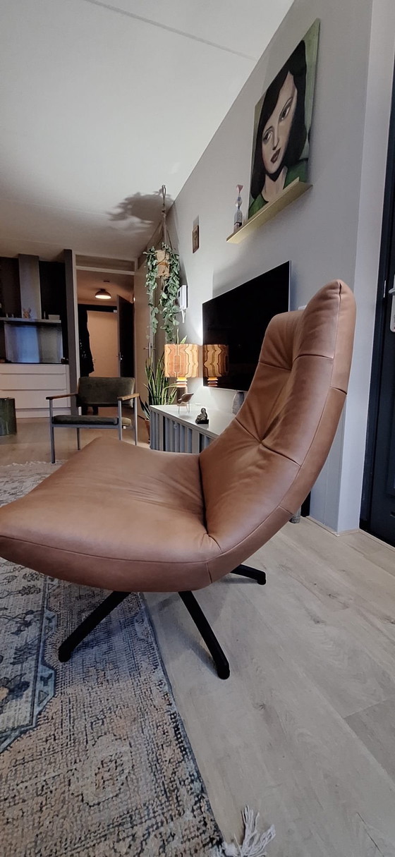 Image 1 of Poltrona girevole Reflex in pelle color cognac.