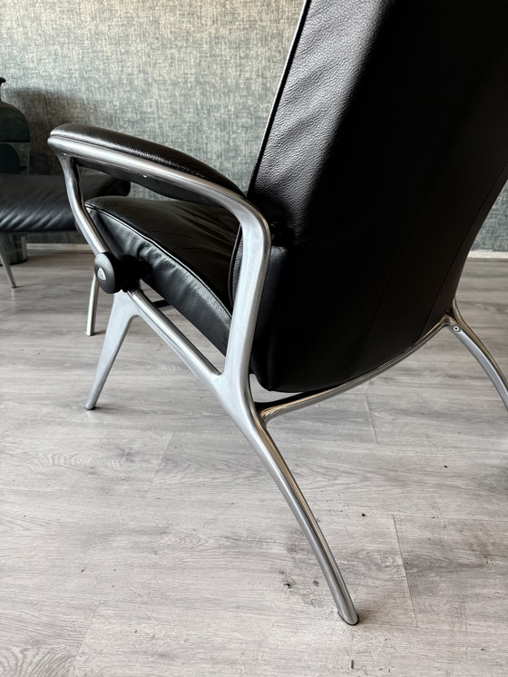 Image 1 of Poltrona lounge James Stressless con poggiapiedi in pelle nera e alluminio