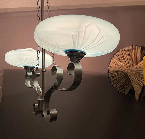 Image 1 of Grote Art Deco kroonluchter met opaalglazen kappen en indirecte verlichting.