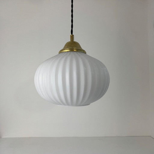 ANCIENNE SUSPENSION EN OPALINE CANNELEE VINTAGE