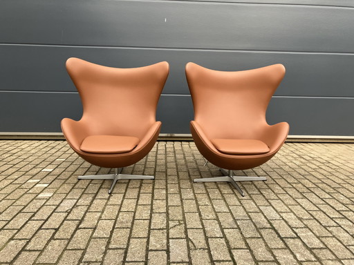 2 sillas Egg de Fritz Hansen en piel color coñac, ¡en perfecto estado!