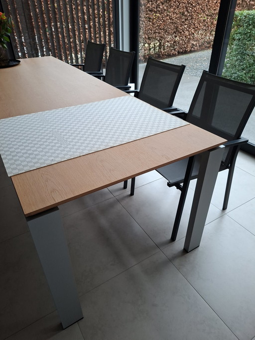 ARCO extendable dining table