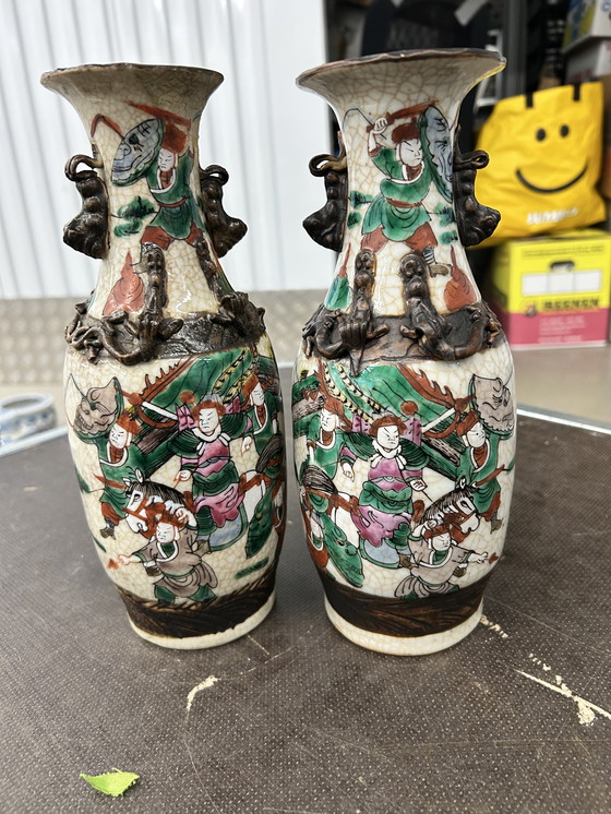 Image 1 of Porseleinen vazen met krijtwitte glazuur en krijgsscènes in Nanking-stijl gemaakt rond 1880-1900