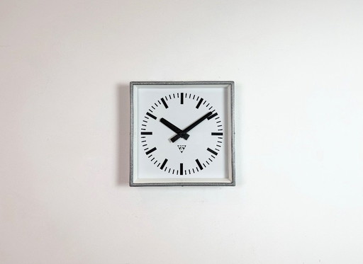 Graue, quadratische Wanduhr im Industriestil von Pragotron, 1970er Jahre