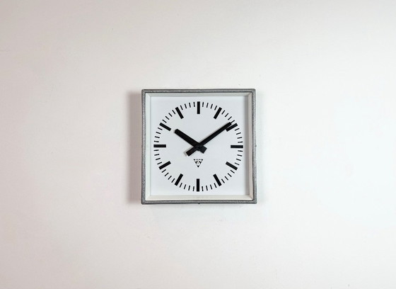 Image 1 of Graue, quadratische Wanduhr im Industriestil von Pragotron, 1970er Jahre