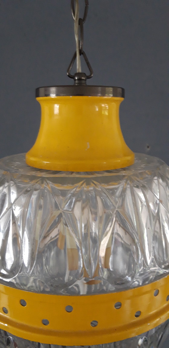 Image 1 of Suspension en verre jaune avec bande métallique, Italie années 60