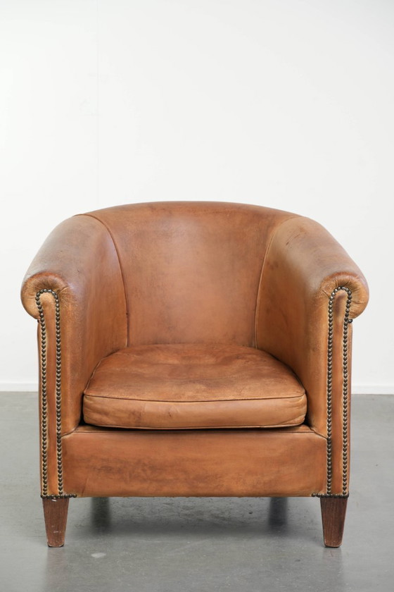 Heerlijke vintage schapenleren clubfauteuil in een mooie lichte cognac kleur met een prachtig patina en een (photo 2 of 14)