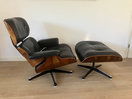 Sillón Eames Lounge original con otomana. – Vitra, Sillones, Leather, Metal (photo 3 of 10)