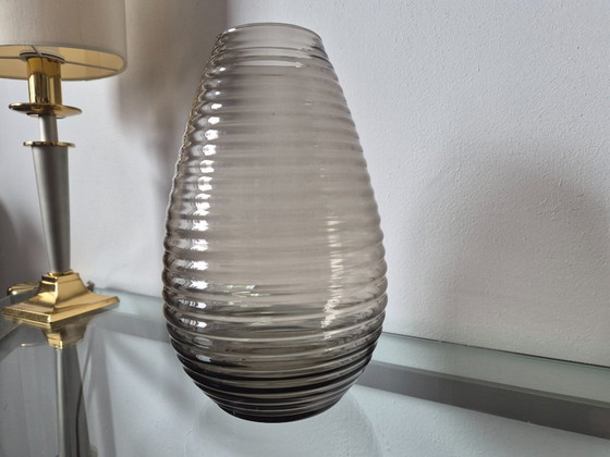 Image 1 of Copiadora/Fábrica de vidrio Leerdam - Jarrón acanalado Fumé (diseño 1953)