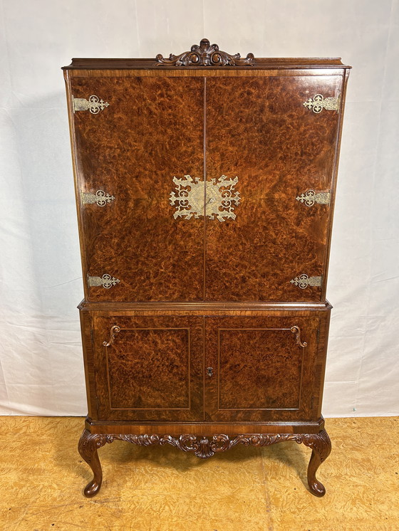 Image 1 of Mid-20th Century Burr Walnut Drinks Cabinet - Art Deco Eleganz trifft Queen Anne Charme