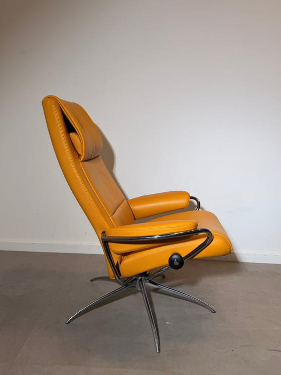 Poltrona reclinabile Stressless City con poggiapiedi – Pelle color giallo senape – Poltrone relax (photo 3 of 7)