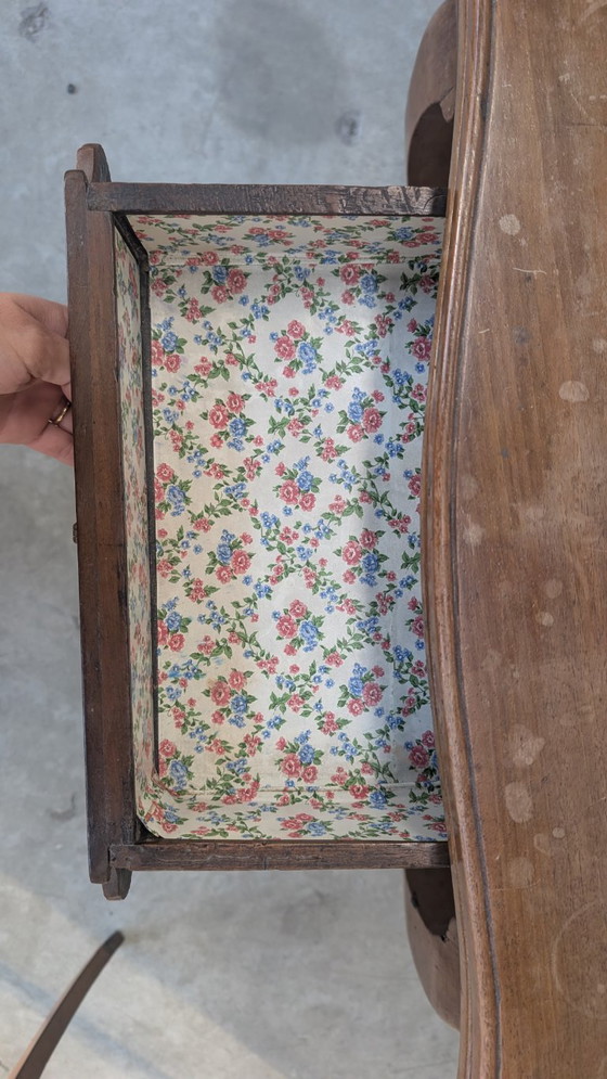 Image 1 of Tavolino a libro da gioco in noce con gambe sagomate e cassetto XVIII secole 