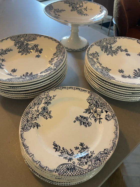 Image 1 of Magnifique service de table ancien complet !
