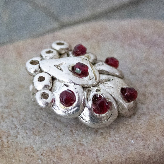 Image 1 of Boucles d'oreilles clips vintage Remy Dis Paris, métal argenté et pierres rouges