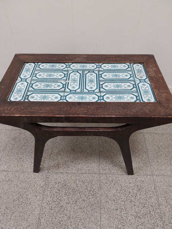 Image 1 of 1 mesa auxiliar escandinava con azulejos azules y blancos