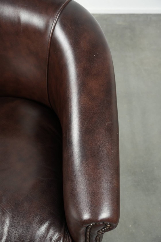 Image 1 of Donkere rundleren clubfauteuil met een tijdloos en stijlvol design in Engelse stijl