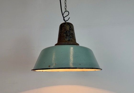 Image 1 of Industriële fabriekslamp van petroleum-email met gietijzeren bovenkant, jaren 60