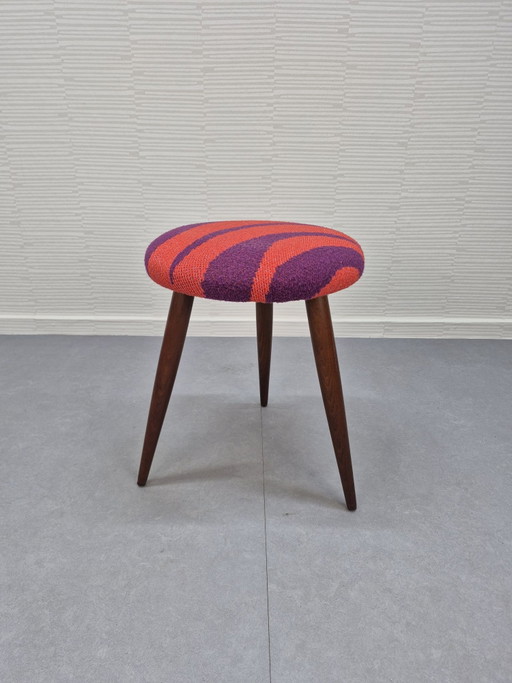 Repose-pieds rond vintage, pieds en bois avec nouveau revêtement