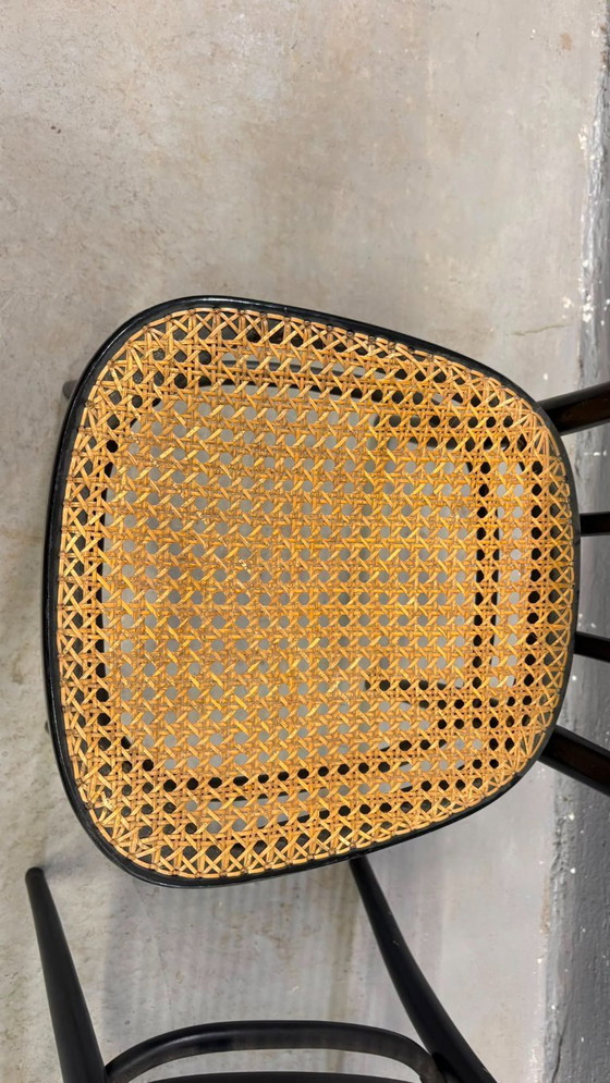 Image 1 of Een paar gebogen houten stoelen, met Weense rieten zittingen, jaren 60, Polen