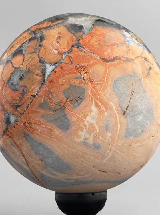 Image 1 of Atemberaubende rote Maligano-Jaspiskugeln auf Sockeln – Dekoratives Mineralien-Duo