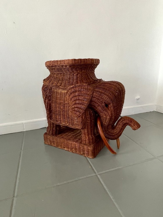 Image 1 of Tavolino vintage a forma di elefante degli anni '70.