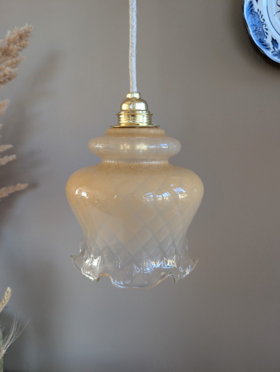 Image 1 of Sfeervolle vintage zacht gele opaline glazen hanglamp