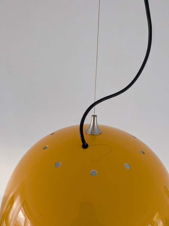 Grande lampada a sospensione Space Age a occhio di bue giallo ocra, Lampade a sospensione, Metallo (foto 5 di 6)