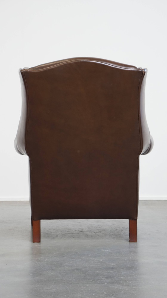 Image 1 of Grote Donkerbruine Gladde Rundleren Chesterfield Oorfauteuil