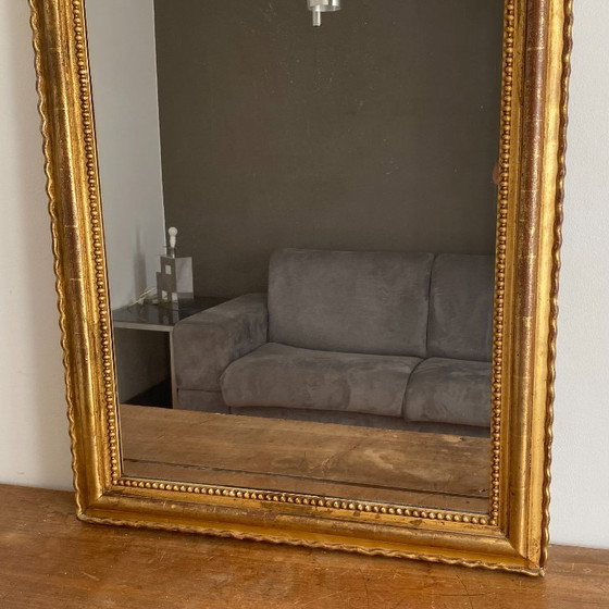 Image 1 of Vergulde spiegel uit de late 19e eeuw met gedecoreerd fronton. 130x74 cm.