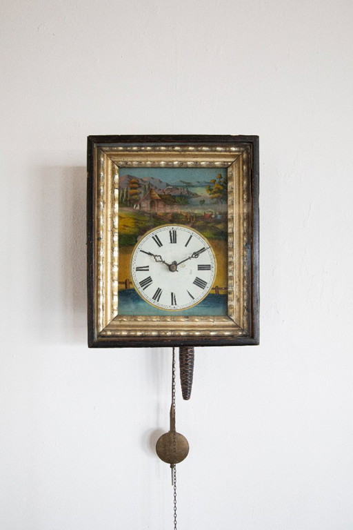 Antieke wandklok met gewicht en slinger