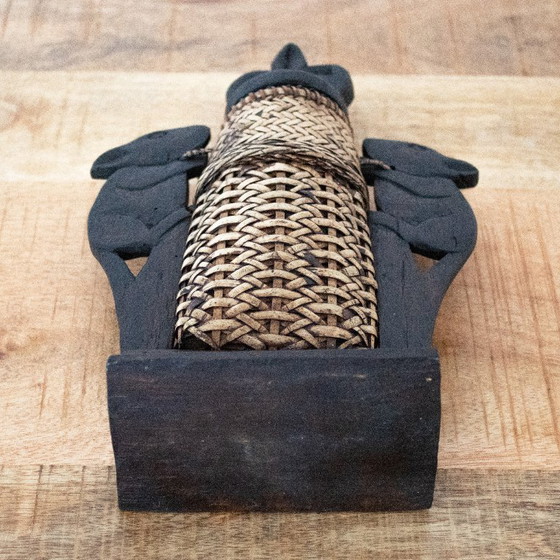 Vintage Zuid-Aziatische kleine rotan mand met houten knaagdierversieringen – Decoratieve objecten, Rattan (photo 6 of 8)