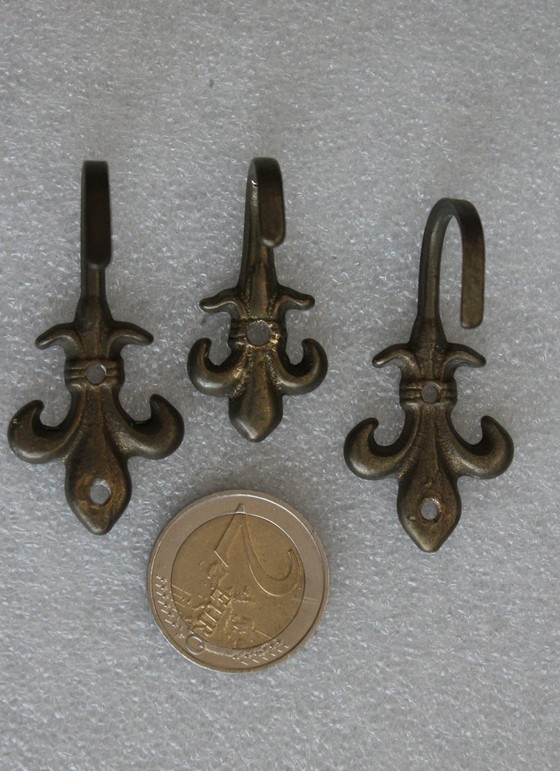 Image 1 of 3 piccoli ganci decorativi, ganci per quadri vintage, porta asciugamani in ottone, giglio araldico