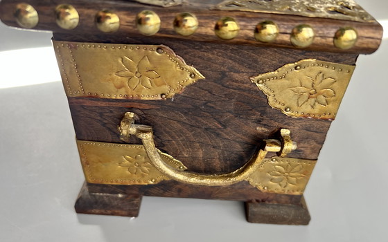 Image 1 of Handgemaakte houten doos met messing beslag – decoratief vintage stuk